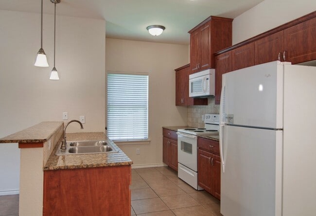 Building Photo - Immediate Move in! HUGE 3/3 duplex just Mi...