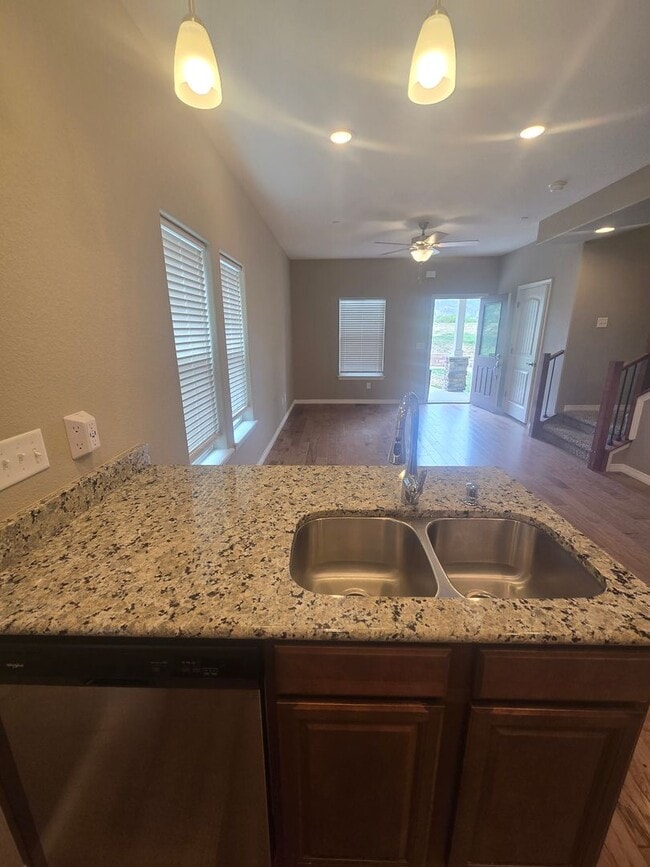 Building Photo - 2421 Ridge Top Dr