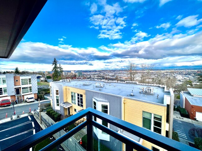 Building Photo - 2330 Yakima Ct