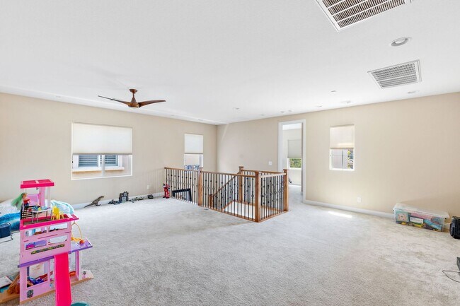 Building Photo - 5 Bed home w/downstairs bed. Private pool.