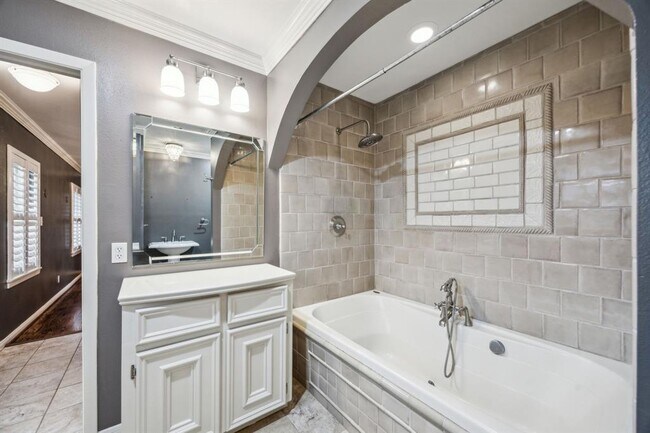 Building Photo - 5659 Chevy Chase Dr