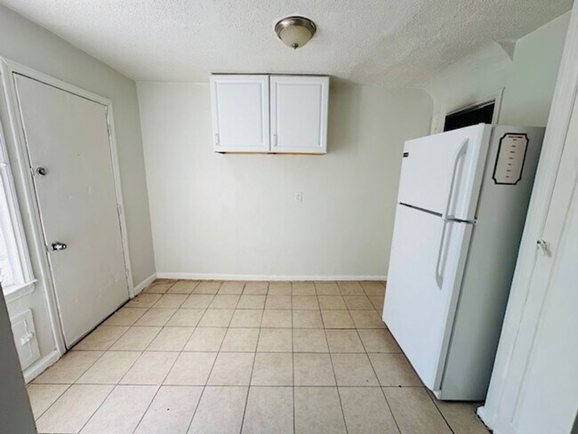 Building Photo - 2 Bedroom 1 Bath Half Duplex  Section 8 Ready