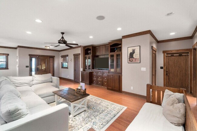 Building Photo - 209 Windmeade Cir