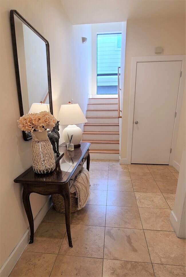 Building Photo - 1610 Hadley St