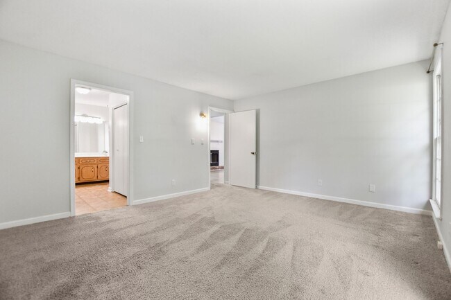 Building Photo - Pet Friendly Three Bedroom!