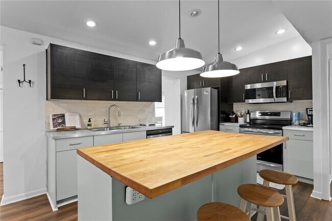 Building Photo - 2407 S Lois Ave