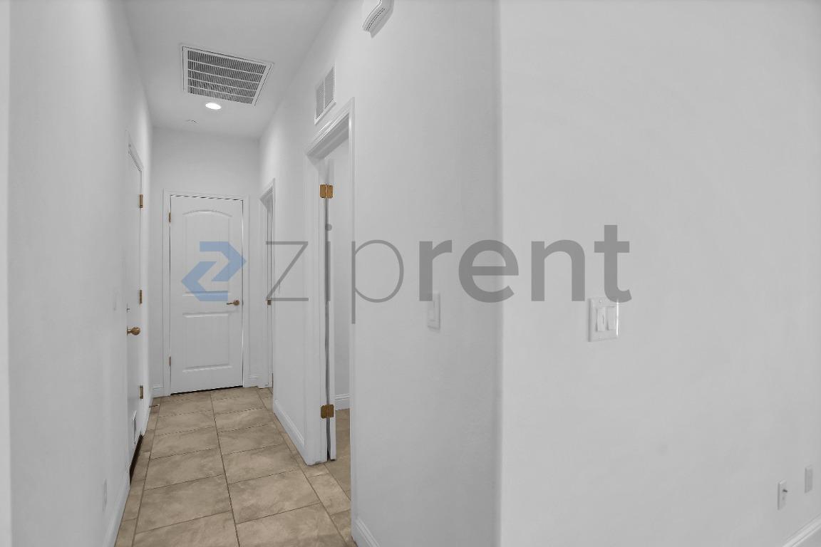 Building Photo - Unit