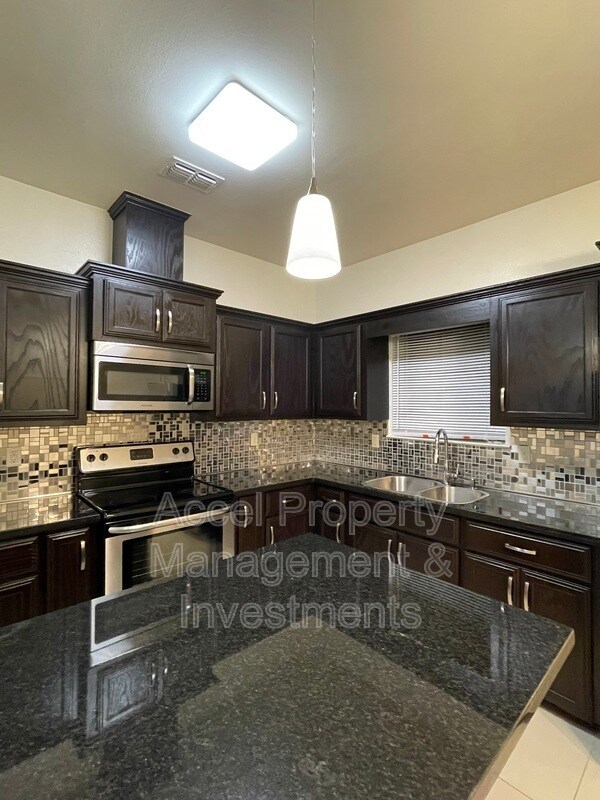 Building Photo - 1715 W Smith Dr