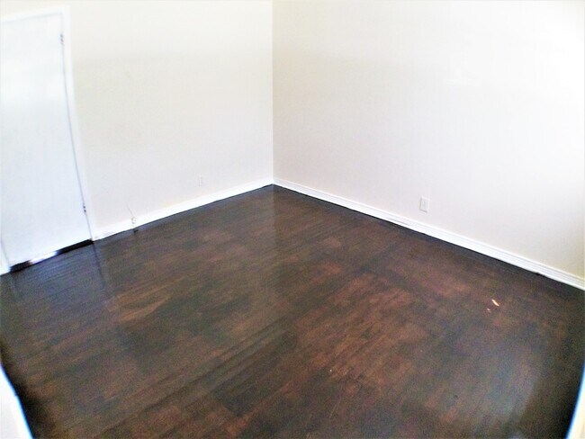 Building Photo - 4 Bed 2 Bath Home  w New Upgrades in Halto...
