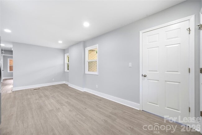 Building Photo - 553 Derrydowne Dr