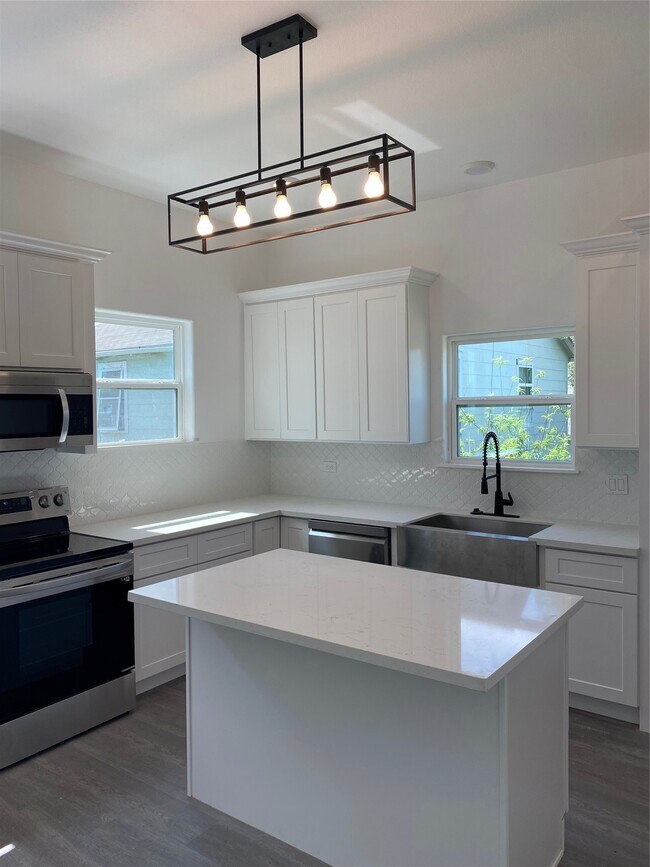 Building Photo - 3808 Avenue L