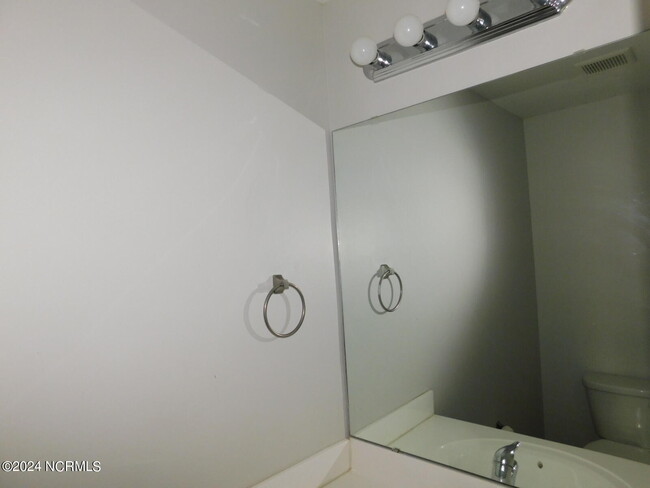 Building Photo - 108 Meadow Way