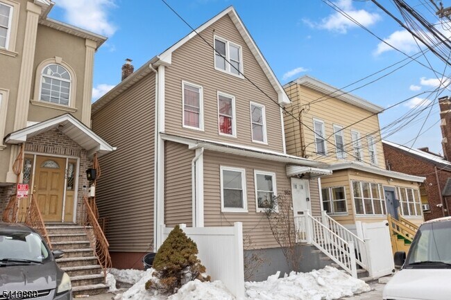 Building Photo - 552 Franklin St