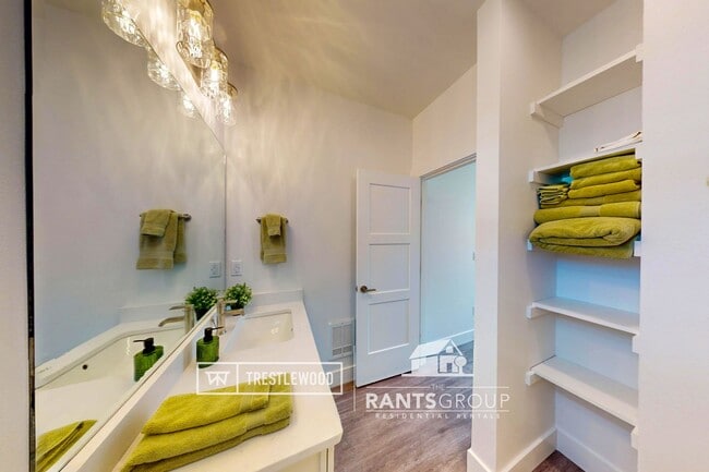 Building Photo - Furnished Corporate 1 Bed! Easy I5 Access!