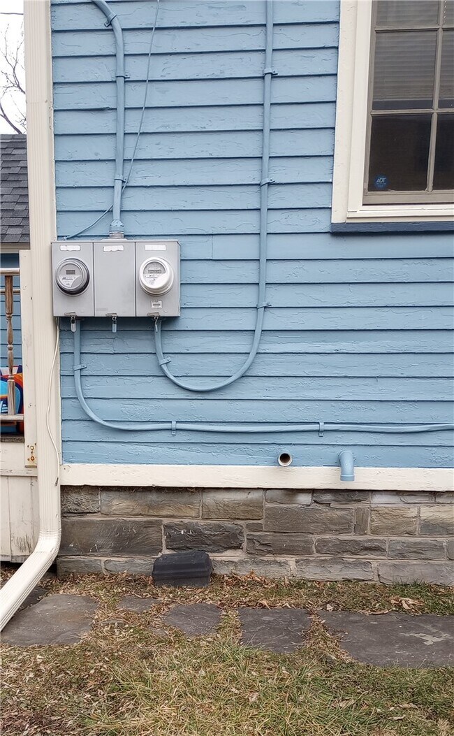 Building Photo - 362 W Gray St