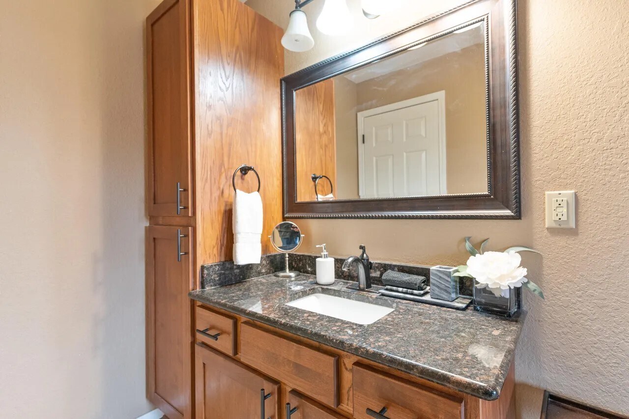Building Photo - 2700 Green Mountain Dr