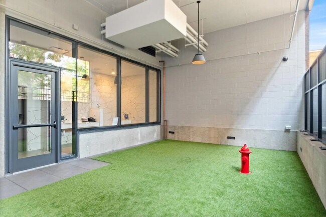 Building Photo - 1054 W Van Buren St