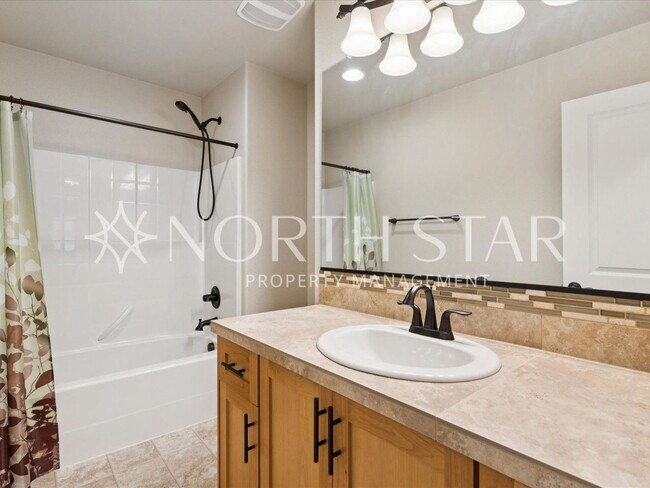 Building Photo - Newer Home in Summer Falls.