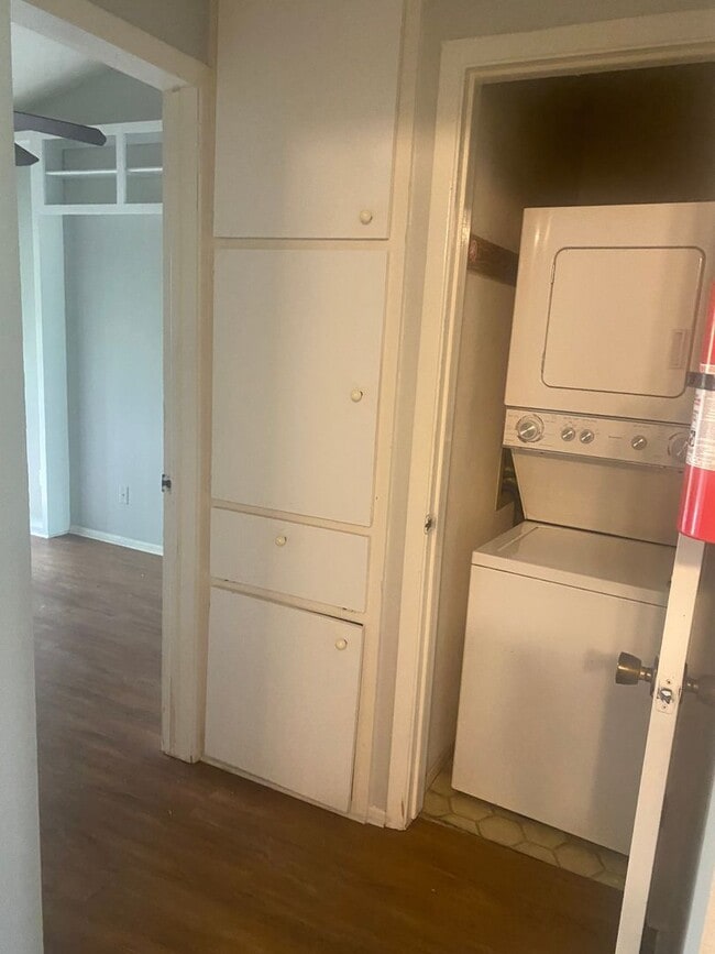 Building Photo - LAW SCHOOL SPECIAL - 1BD PLUS STUDY / 2BD/1BA