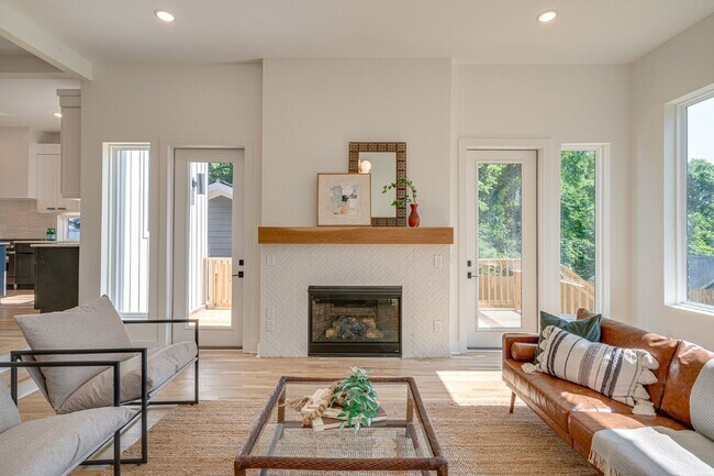 Building Photo - LIKE NEW - Beautiful 4 or 5 BR in Lockelan...