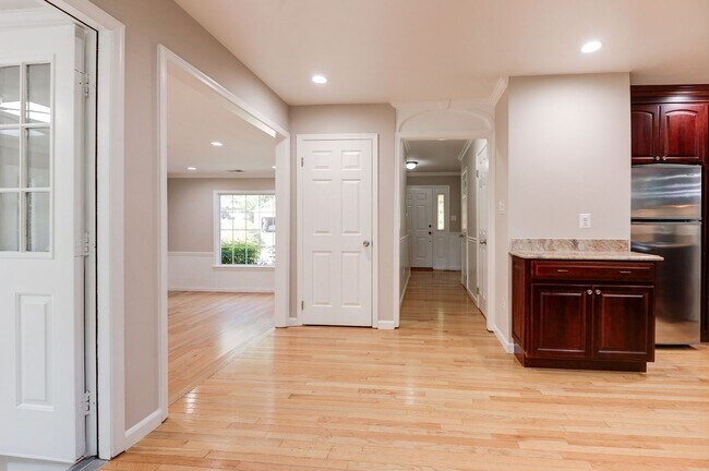 Building Photo - 3 Bedroom 2.5 Bath SFH in Fairfax for Rent!