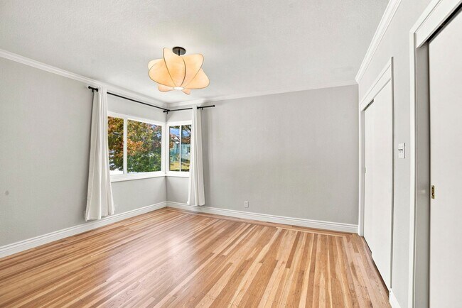 Building Photo - Sun-Drenched Lakeshore Living