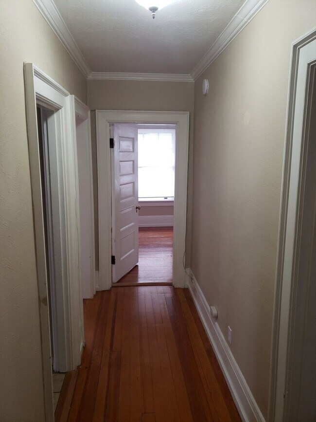 Building Photo - Gorgeous 2 bedroom, 1 bath apartment in Shields Mansion in the historic Old North End