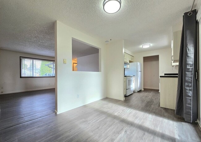 Building Photo - Fully Renovated 4 Bedroom Home in North Marysville Available Now!