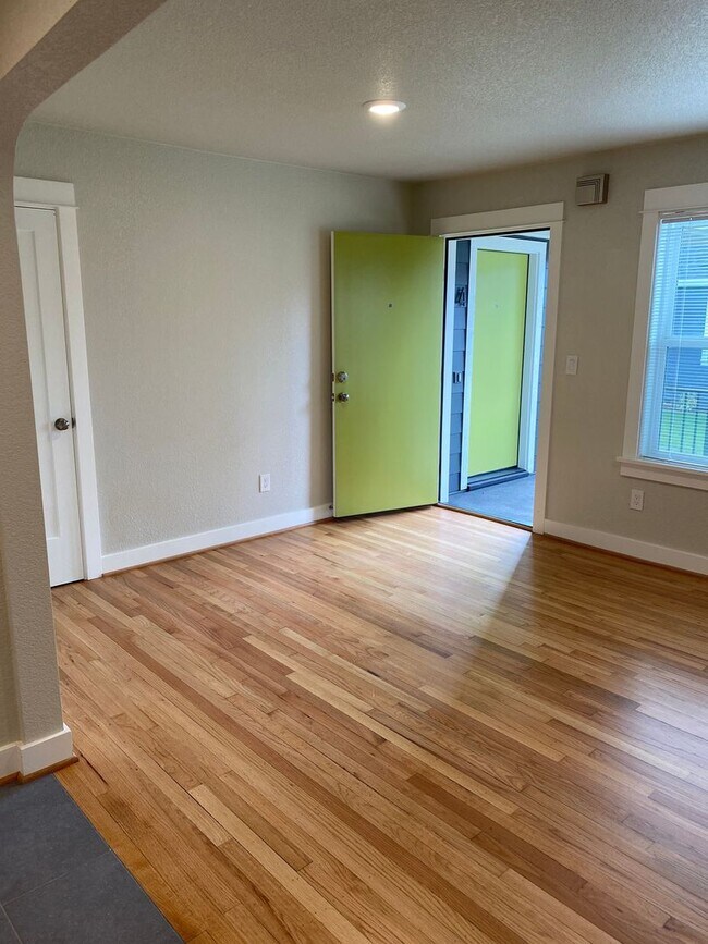Building Photo - Modern Vintage Alberta Arts  1250sqft 1BR-...