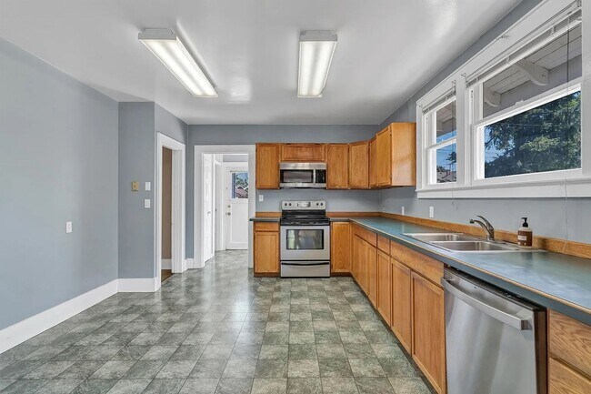 Building Photo - 960 5th St NE