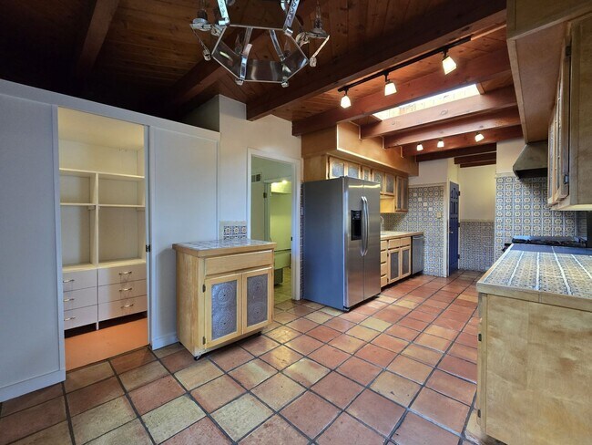 Building Photo - 295 Lomita St