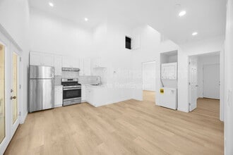 Building Photo - 308 N Catalina Ave