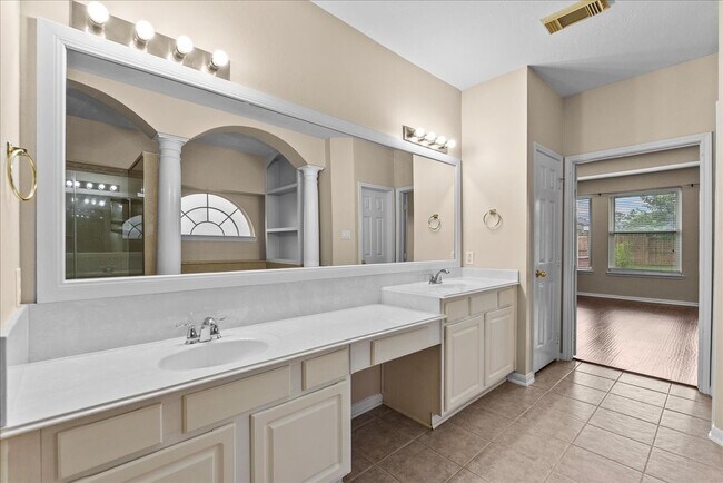 Building Photo - 2758 Laguna Pointe Dr