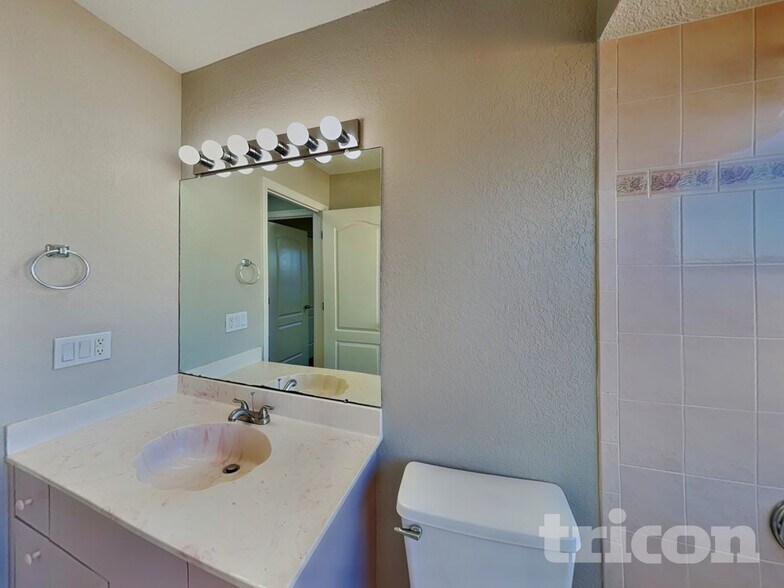 Building Photo - 3798 Fontainebleau St