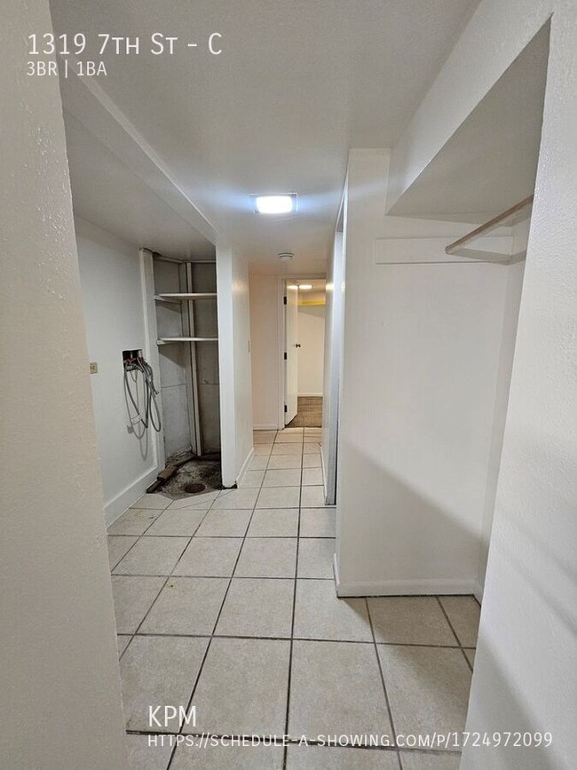 Building Photo - 3 BED | 1 BATH | APARTMENT | CENTRALLY LOC...