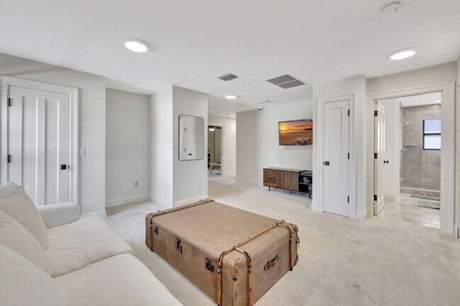 Building Photo - 832 SW 34th Ave