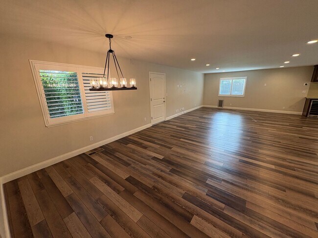 Building Photo - NW Visalia Home Near Country Club Available Now! *Private Showing Only*