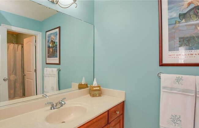 Building Photo - 3 Bedroom 2.5 Bath Townhouse style Condo in Great Neck