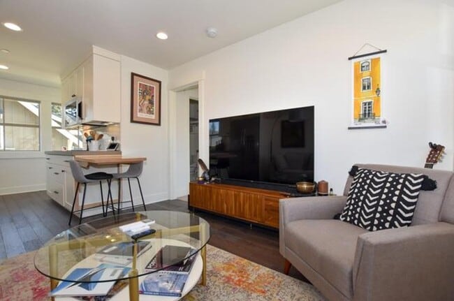 Building Photo - Charming 1 Bedroom Furnished Condo in NWX!