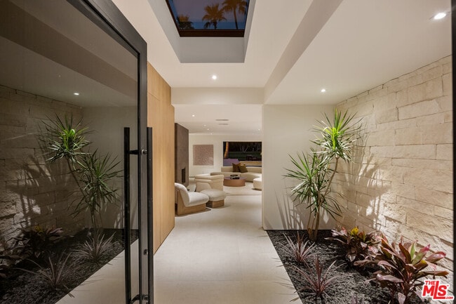 Building Photo - 483 E Santiago Way
