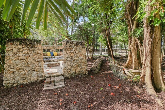 Building Photo - 1224 Country Club Prado