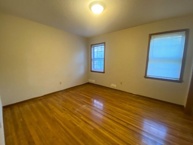 Building Photo - 5 bed, 2 bath home in East Memphis near Qu...