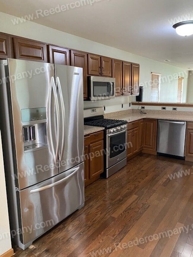 Building Photo - Single level open concept duplex features ...