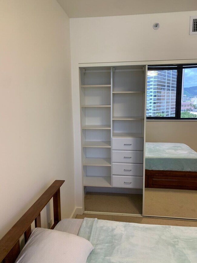 Building Photo - Fully Furnished 1 Bed-1BathPet Friendly Un...