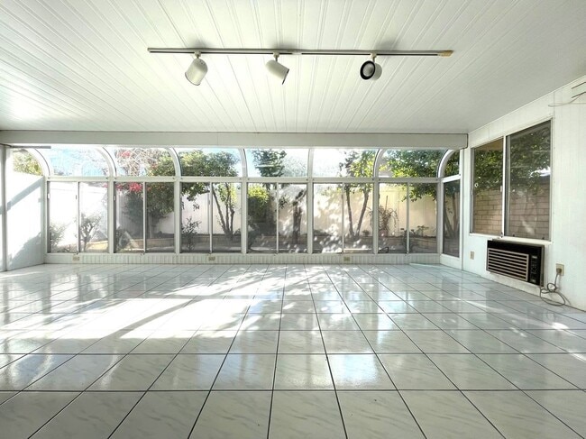Building Photo - 15531 Oakhurst St