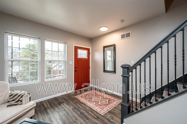 Building Photo - 554 Frayne St