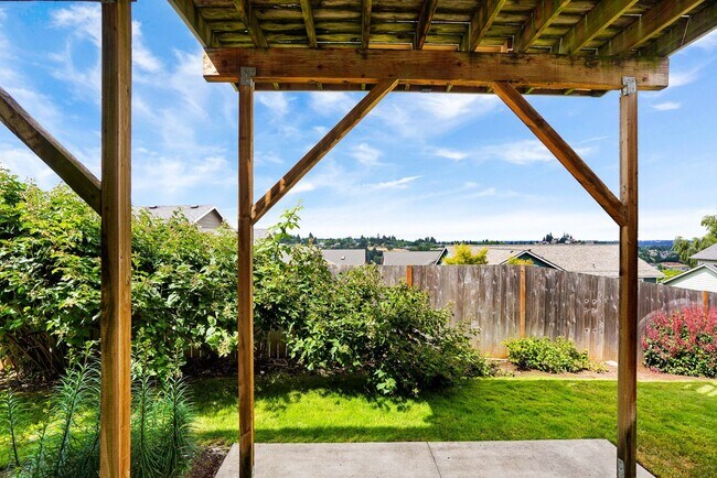 Building Photo - Spacious 4 bed, 3 bath home with sprawling...