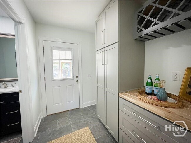 Building Photo - 1092 West Lake Dr