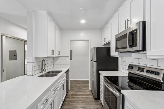 Interior Photo - 1635 North Martel Avenue