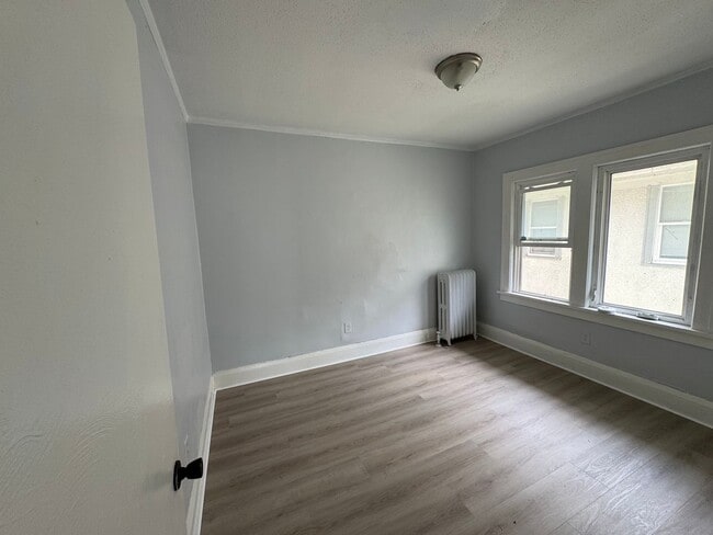 Building Photo - 1429 Knox Ave N